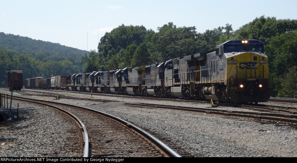 CSX a 9-engine mixed freight train is waiting for a "green" Signal